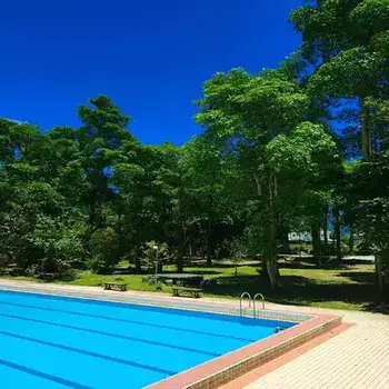 泳池畔(游哉)享受戶外生活