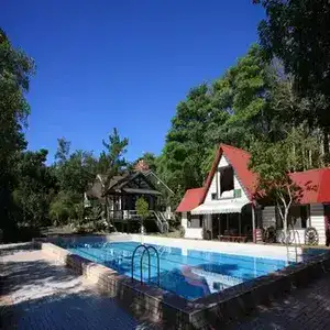 游泳池民宿獨立獨棟型態提供攝氏21度潔淨水質的游泳池